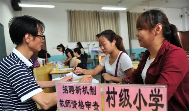 教师队伍或会有“大调整” 校领导也在其中 9月起多地开始实行,校领导,教师队伍,其中,实行,调整,第1张